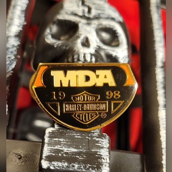 Vtg 90s Harley Davidson MDA 1998 graphics glossy HD logo biker vest pin brooch - Picture 1 of 15